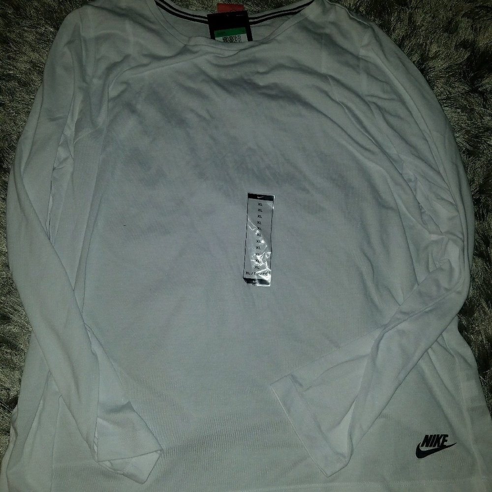 XL NWT NIKE LONG SLEEVE TEE
